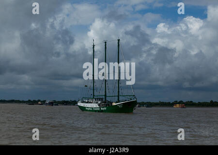 Amicizia Rongdhonu ospedale galleggiante sul Fiume Pasur vicino la Sundarbans in Bagerhat, Bangladesh Foto Stock