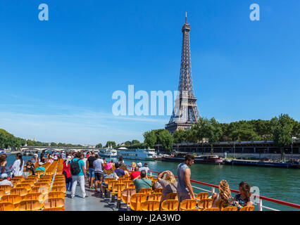 Vista della Torre Eiffel dal bateau mouche sulla Senna, Parigi, Francia Foto Stock