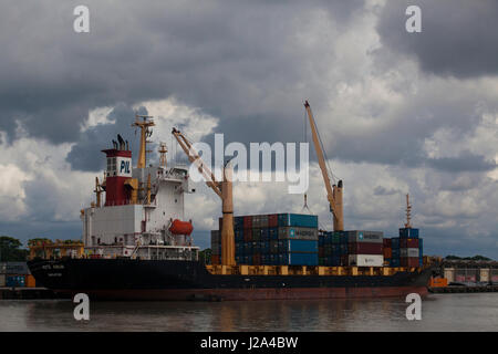 Le navi sul fiume Pasur presso il porto di Mongla di Bagerhat, Bangladesh. Foto Stock