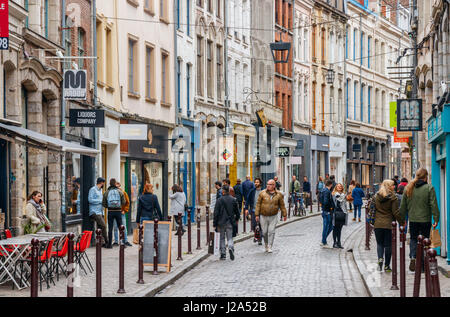 Rue de la Clef con turisti non identificato. Rue de la Clef è situato nel quartiere storico di Vieux Lille. Lille, Francia. Foto Stock