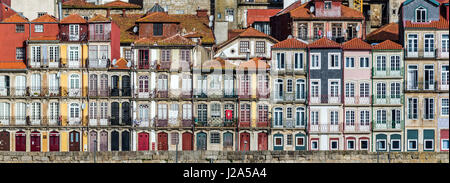 Fila di edifici su Cais da Estiva Street nel quartiere Ribeira sul fiume Douro riverfront nella città di Porto, Portogallo Foto Stock