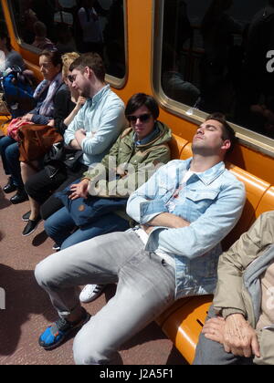 La Staten Island Ferry passeggeri si addormenta sul ponte di dritta Foto Stock