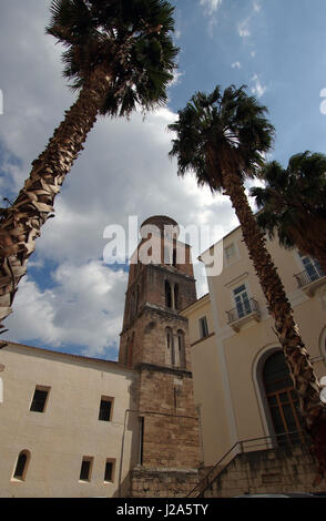 Il campanile della cattedrale, la chiesa principale della città di Salerno, Italia Foto Stock