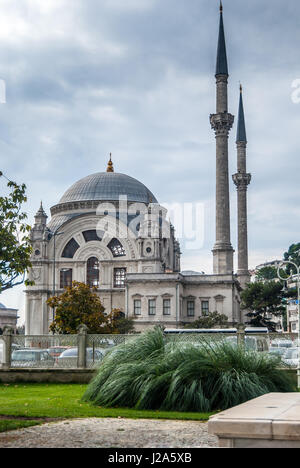 La Moschea Ortakoy (turco: Ortakoy Camii), ufficialmente il Buyuk Mecidiye Camii del sultano Abdulmecid in Besiktas, Istanbul, Turchia Foto Stock