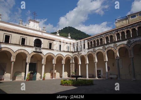 Il cortile della Cattedrale, la chiesa principale della città di Salerno, Italia Foto Stock