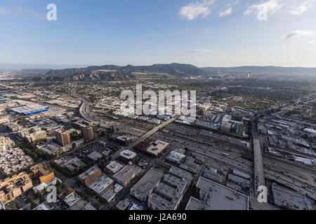 Vista aerea del centro cittadino di Burbank e l'autostrada 5 vicino a Los Angeles, California. Foto Stock