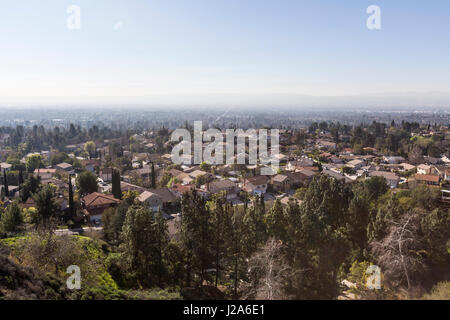 Vista di smog appesa sopra le case in Los Angeles sobborgo di Porter Ranch nella valle di San Fernando. Foto Stock