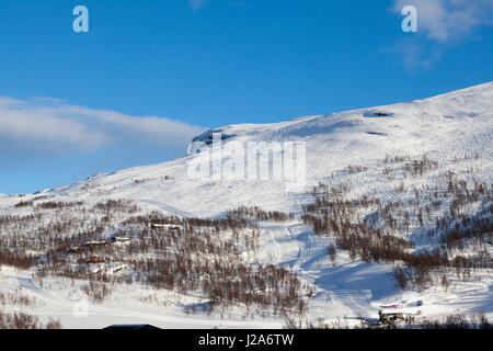 Bella montagna invernale con neve in Norvegia. Foto Stock