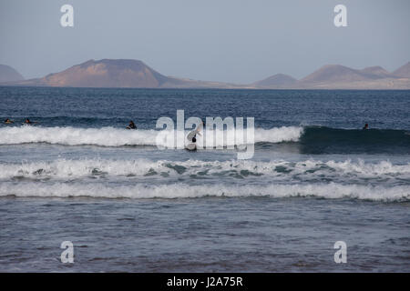 I navigatori sono in attesa per l'onda perfetta a Famara, Lanzarote. Foto Stock