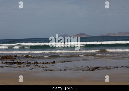 I navigatori sono in attesa per l'onda perfetta a Famara, Lanzarote. Foto Stock