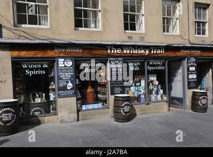 Esterno del Whisky Trail shop Royal Mile di Edimburgo in Scozia Aprile 2017 Foto Stock
