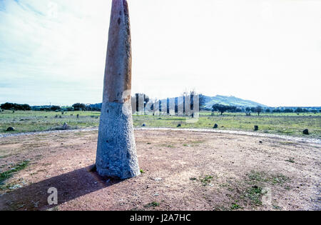 A causa della sua posizione geografica, la collina di Monsaraz sempre occupato un posto importante nella storia del comune, che è stato occupato da diversi popoli poiché la fase di pre-registrazione storica.[3] è uno dei più antichi insediamenti portoghese del Portogallo meridionale, occupata dal pre-storia, i cui esempi di abitazione permanente includono centinaia di monumenti megalitici. Questi includono i resti del neolitico di: monumenti megalitici di Herdade de Xerez, Olival da Pega Dolmen (anta), Bulhoa menhir, Rocha dos Namorados Menhir e Outeiro Menhir. La collina sulla quale l'insediamento principale Foto Stock