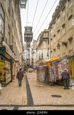 L'Elevador de Santa Justa (Elevador de Santa Justa), chiamato anche Carmo sollevare (Elevador do Carmo), è un ascensore, o sollevamento, nella parrocchia civile di Santa Justa, nel centro storico della città di Lisbona, Portogallo. Situato alla fine di Rua de Santa Justa, si collega la bassa strade del quartiere Baixa con maggiore Largo do Carmo (Carmo Square). Foto Stock