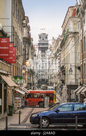 L'Elevador de Santa Justa (Elevador de Santa Justa), chiamato anche Carmo sollevare (Elevador do Carmo), è un ascensore, o sollevamento, nella parrocchia civile di Santa Justa, nel centro storico della città di Lisbona, Portogallo. Situato alla fine di Rua de Santa Justa, si collega la bassa strade del quartiere Baixa con maggiore Largo do Carmo (Carmo Square). Foto Stock