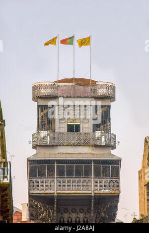 L'Elevador de Santa Justa (Elevador de Santa Justa), chiamato anche Carmo sollevare (Elevador do Carmo), è un ascensore, o sollevamento, nella parrocchia civile di Santa Justa, nel centro storico della città di Lisbona, Portogallo. Situato alla fine di Rua de Santa Justa, si collega la bassa strade del quartiere Baixa con maggiore Largo do Carmo (Carmo Square). Foto Stock