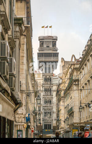 L'Elevador de Santa Justa (Elevador de Santa Justa), chiamato anche Carmo sollevare (Elevador do Carmo), è un ascensore, o sollevamento, nella parrocchia civile di Santa Justa, nel centro storico della città di Lisbona, Portogallo. Situato alla fine di Rua de Santa Justa, si collega la bassa strade del quartiere Baixa con maggiore Largo do Carmo (Carmo Square). Foto Stock