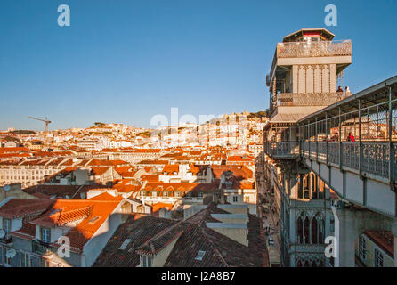 Skyline di Lisbona, Portogallo, dall'Elevador de Santa Justa (Elevador de Santa Justa). Foto Stock