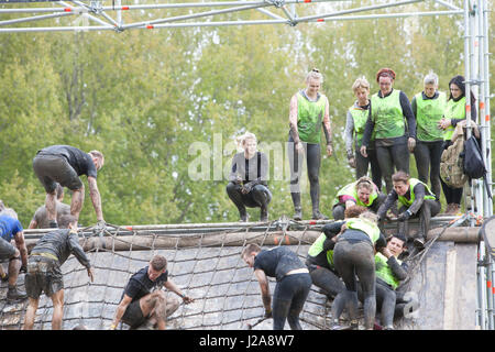 Immagine editoriale di concorrenti della forte Viking eseguire corsa ad ostacoli a Gent, in Belgio il 22 aprile e 23 2017 Foto Stock