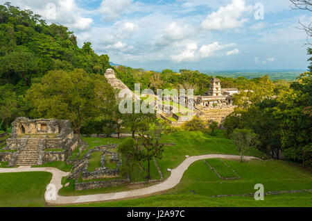 Paesaggio urbano delle rovine Maya di Palenque nella giungla dello stato del Chiapas, Messico. Foto Stock