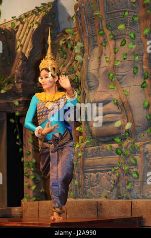 Tradizionale ballerino di danza Apsara, Siem Reap, Cambogia. Credito: Kraig Lieb Foto Stock
