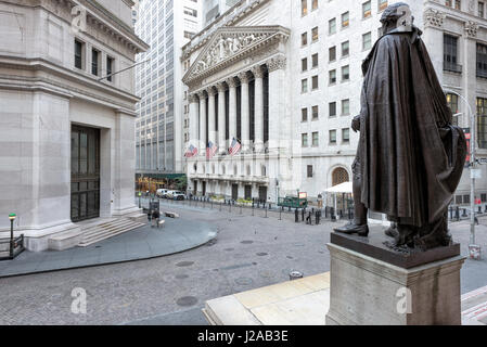 Una vista di Wall Street dalle fasi della Federal Hall in una giornata di sole a New York, NY. Foto Stock