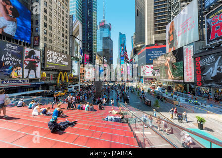 Times Square a soleggiata giornata estiva con il traffico intenso, giallo taxi e la folla di persone nel centro di Manhattan a New York City Foto Stock