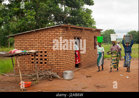 Il Malawi, Mzimba distretto, Chilumba basato sulla comunità Centro per l'infanzia (CBCC). Le donne di ottenere per il centro Foto Stock