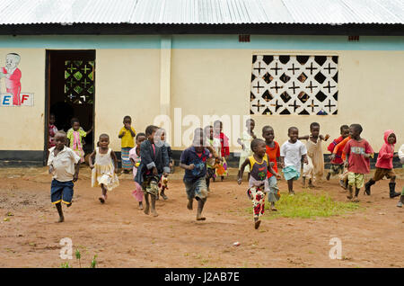 Il Malawi, Mzimba distretto, Chilumba basato sulla comunità Centro per l'infanzia (CBCC). I bambini in esecuzione nella parte anteriore dell'edificio Foto Stock