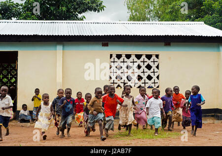 Il Malawi, Mzimba distretto, Chilumba basato sulla comunità Centro per l'infanzia (CBCC). I bambini in esecuzione nella parte anteriore dell'edificio Foto Stock