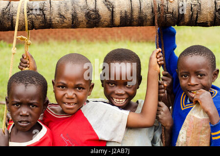 Il Malawi, Mzimba distretto, Chilumba basato sulla comunità Centro per l'infanzia (CBCC). Ritratto di bambini sorridenti su swing Foto Stock