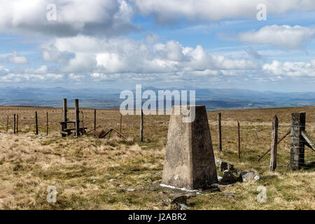 Il punto di innesco sul Vertice di Nero è caduto nel North Pennines e la vista verso la montagna del Distretto del Lago, Cumbria Regno Unito Foto Stock