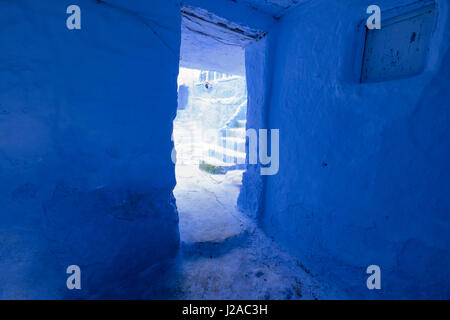 Il Marocco, Chefchaouen o Chaouen è il capoluogo della provincia dello stesso nome. È soprattutto nota per le sue stradine strette e i quartieri dipinta in varietà di vivaci colori blu. Foto Stock