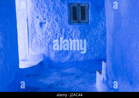 Il Marocco, Chefchaouen o Chaouen è il capoluogo della provincia dello stesso nome. È soprattutto nota per le sue stradine strette e i quartieri dipinta in varietà di vivaci colori blu. Foto Stock