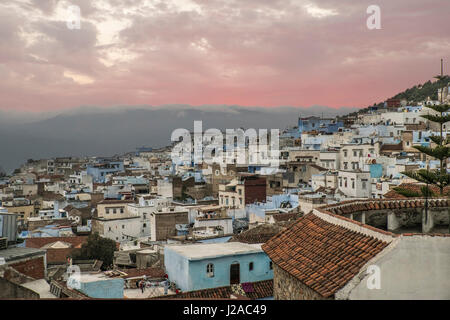 Il Marocco, Chefchaouen o Chaouen è il capoluogo della provincia dello stesso nome. È soprattutto nota per le sue stradine strette e i quartieri dipinta in varietà di vivaci colori blu. Gamma del Rif Mountains in background. Foto Stock