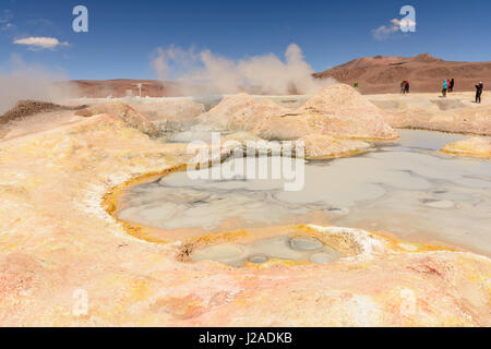 Bolivia, Departamento de Potosí, Sur Lípez, vulcano di fango a 5000 m di altitudine Foto Stock