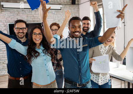 Felice gruppo di società di successo i dipendenti in ufficio Foto Stock