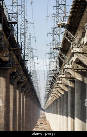 La Cina, nella provincia di Shanxi, Datong, linee parallele di un supporto concreto di una elevata velocità di binari ferroviari Foto Stock