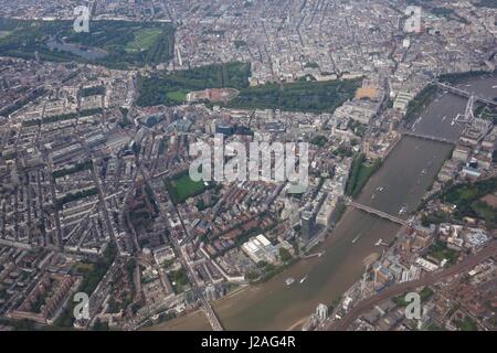 Vista aerea di Londra e il fiume Tamigi con Buckingham Palace e il Palazzo di Westminster in vista Foto Stock
