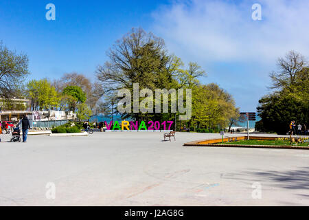 Varna, Bulgaria, 26 aprile 2017 ingresso centrale del giardino a mare in Varna Bulgaria Foto Stock