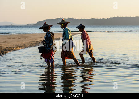 Myanmar (Birmania), Thandwe distretto, Zi Phyu Kone, bambine birmane Foto Stock