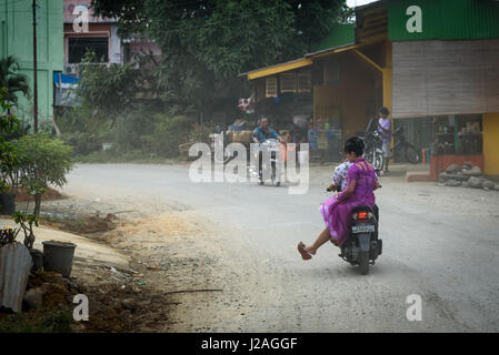 Indonesia, Sumatera Utara, Kabul Langkat, scene di strada Foto Stock