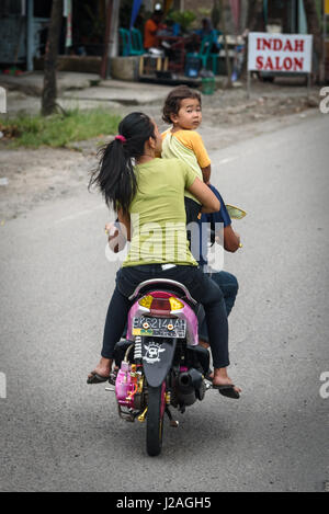 Indonesia, Sumatera Utara, Kabul Langkat, scene di strada Foto Stock