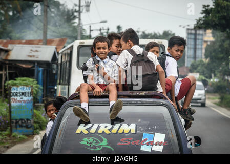 Indonesia, Sumatera Utara, Kabul Langkat, Indonesiano School Bus Foto Stock