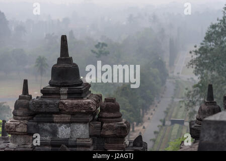 Indonesia, Java Tengah, Magelang, Borobodur è uno dei più importanti templi buddisti del sud-est asiatico e Patrimonio culturale mondiale dell UNESCO Foto Stock