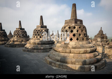 Indonesia, Java Tengah, Magelang, Borobodur è uno dei più importanti templi buddisti del sud-est asiatico e Patrimonio culturale mondiale dell UNESCO Foto Stock