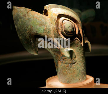 Alti, Tremila anni uccello di bronzo statua Sanxingdui tre stelle Museo tumulo di Guanghan, Chengdu Sichuan, in Cina. Le statue sono state carbon datata al XI-XII secolo A.C. Foto Stock