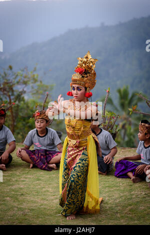 Indonesia, Bali, Kabul Buleleng, prestazioni epica del Ramayana dalla locale scuola di ballo, che è accompagnato dal Gamelan Orchestra della Scuola Foto Stock