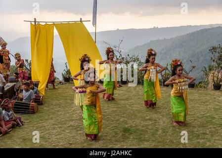 Indonesia, Bali, Kabul Buleleng, prestazioni epica del Ramayana dalla locale scuola di ballo, che è accompagnato dal Gamelan Orchestra della Scuola Foto Stock