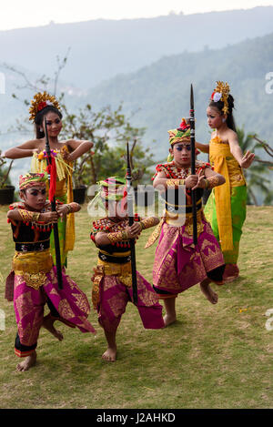 Indonesia, Bali, Kabul Buleleng, prestazioni epica del Ramayana dalla locale scuola di ballo, che è accompagnato dal Gamelan Orchestra della Scuola Foto Stock