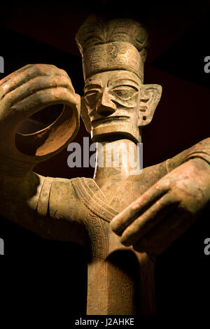 Alti, Tremila anni statua in bronzo, Sanxingdui tre stelle Mound Museum, Guanghan Chengdu Sichuan, in Cina. Questo alto statua fu scoperto in una fossa con zanne di elefante. Le statue sono state carbon datata al XI-XII secolo A.C. Foto Stock